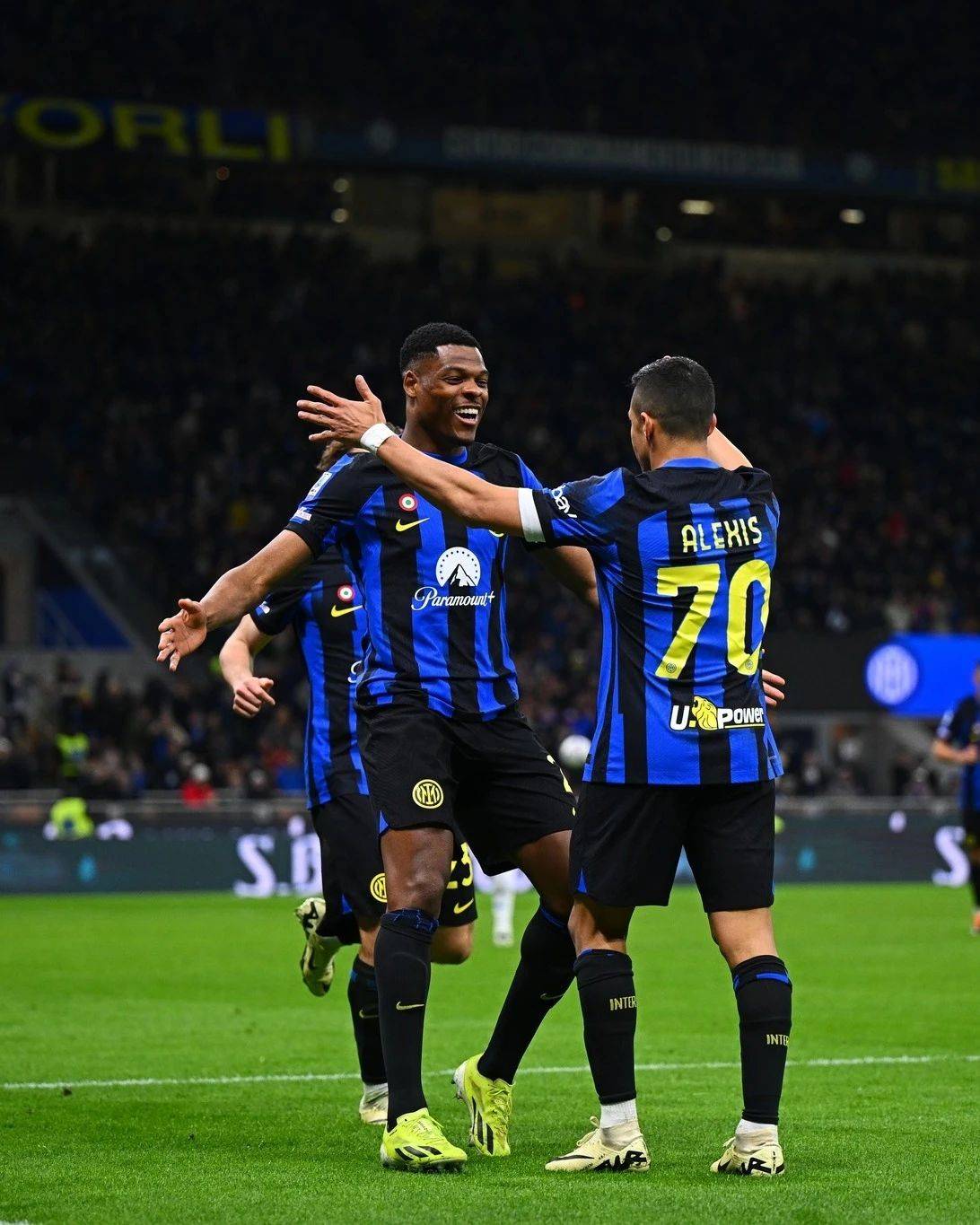 星空体育网站入口-包含乌迪内斯客场战胜AC米兰，豪取3分的词条