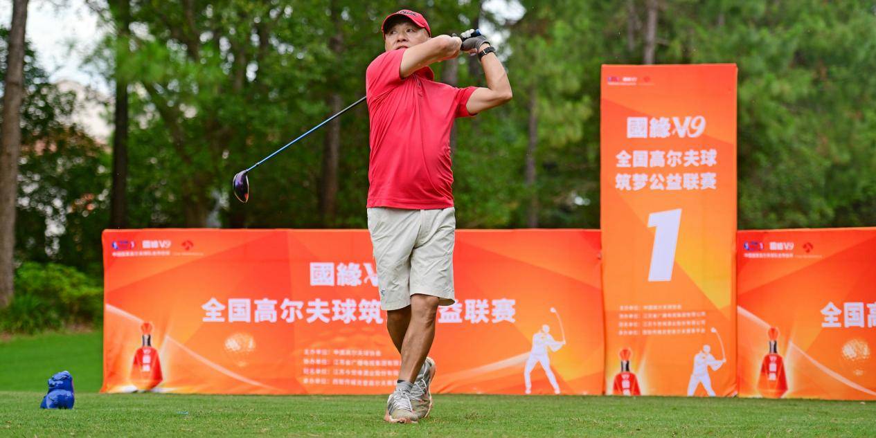 高尔夫比赛激烈竞争,冠军由实力拿下的简单介绍 高尔夫比赛激烈竞争,冠军由实力拿下的简单介绍