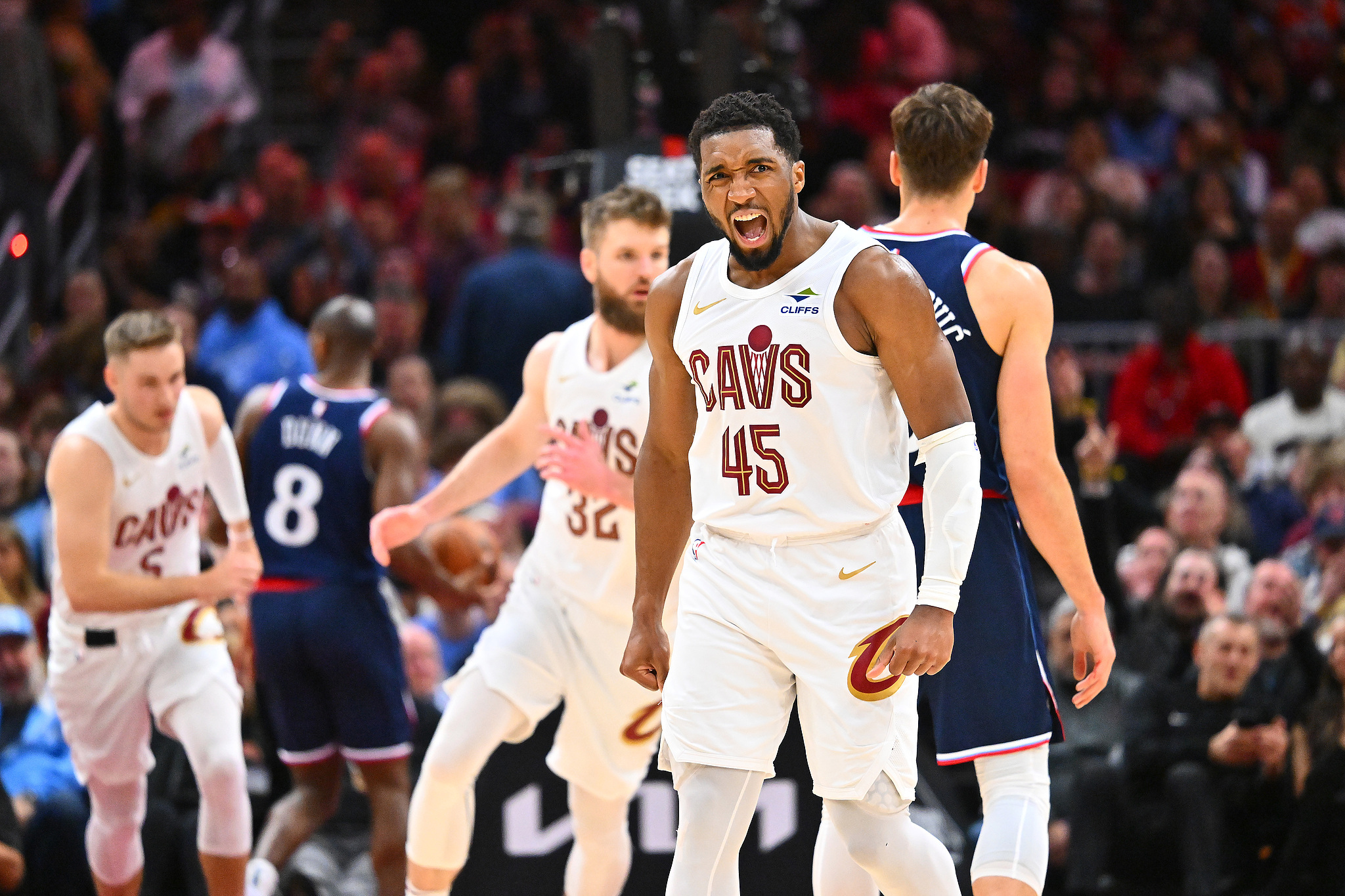 星空体育娱乐-爵士主场大胜老鹰，米切尔状态火热