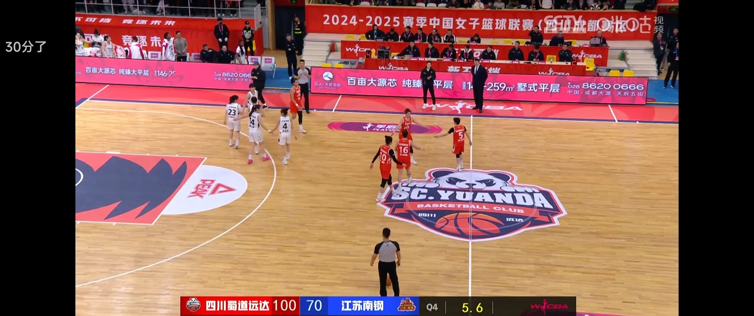 球员在比赛中尽展实力取得胜利 球员在比赛中尽展实力取得胜利