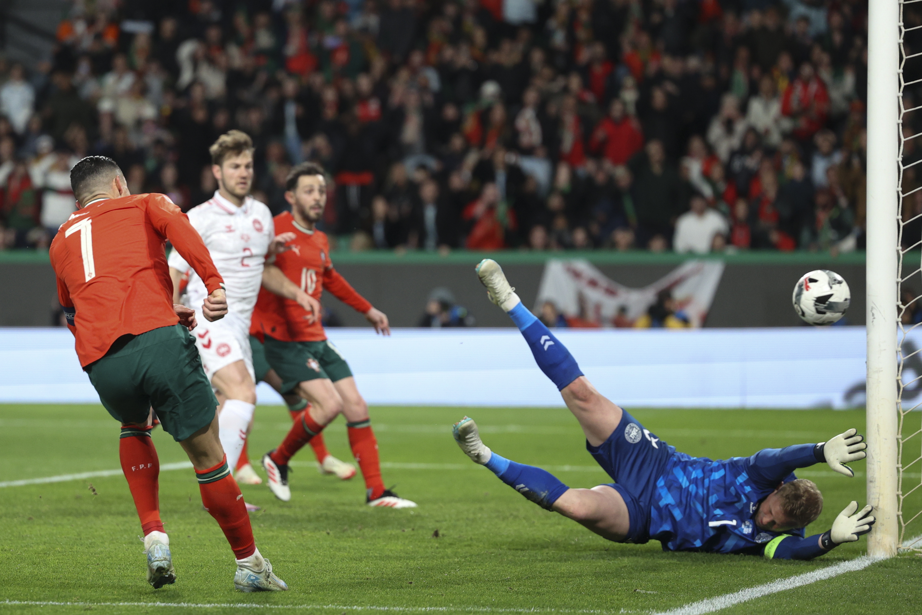 葡萄牙队狂胜冰岛，欧洲杯小组积分领先