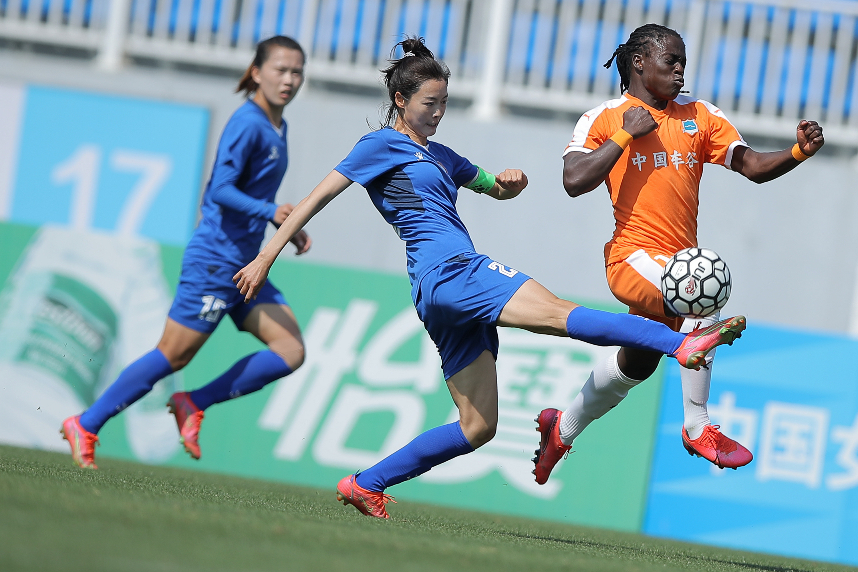 星空体育官网入口-力战赛场，女足团队团结拼搏
