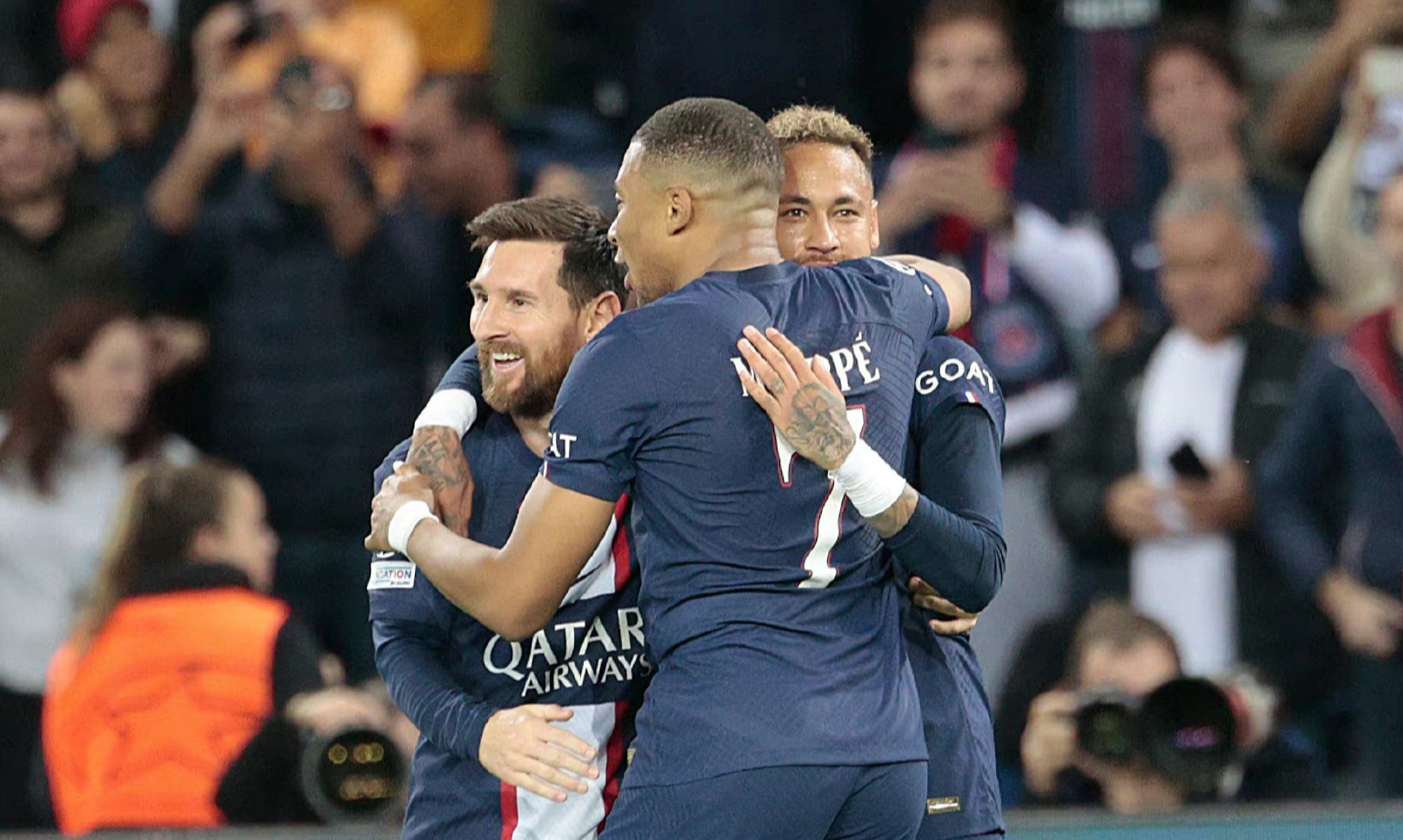 包含诺伊尔三次扑点，拜仁-击败巴黎翻盘晋级！的词条