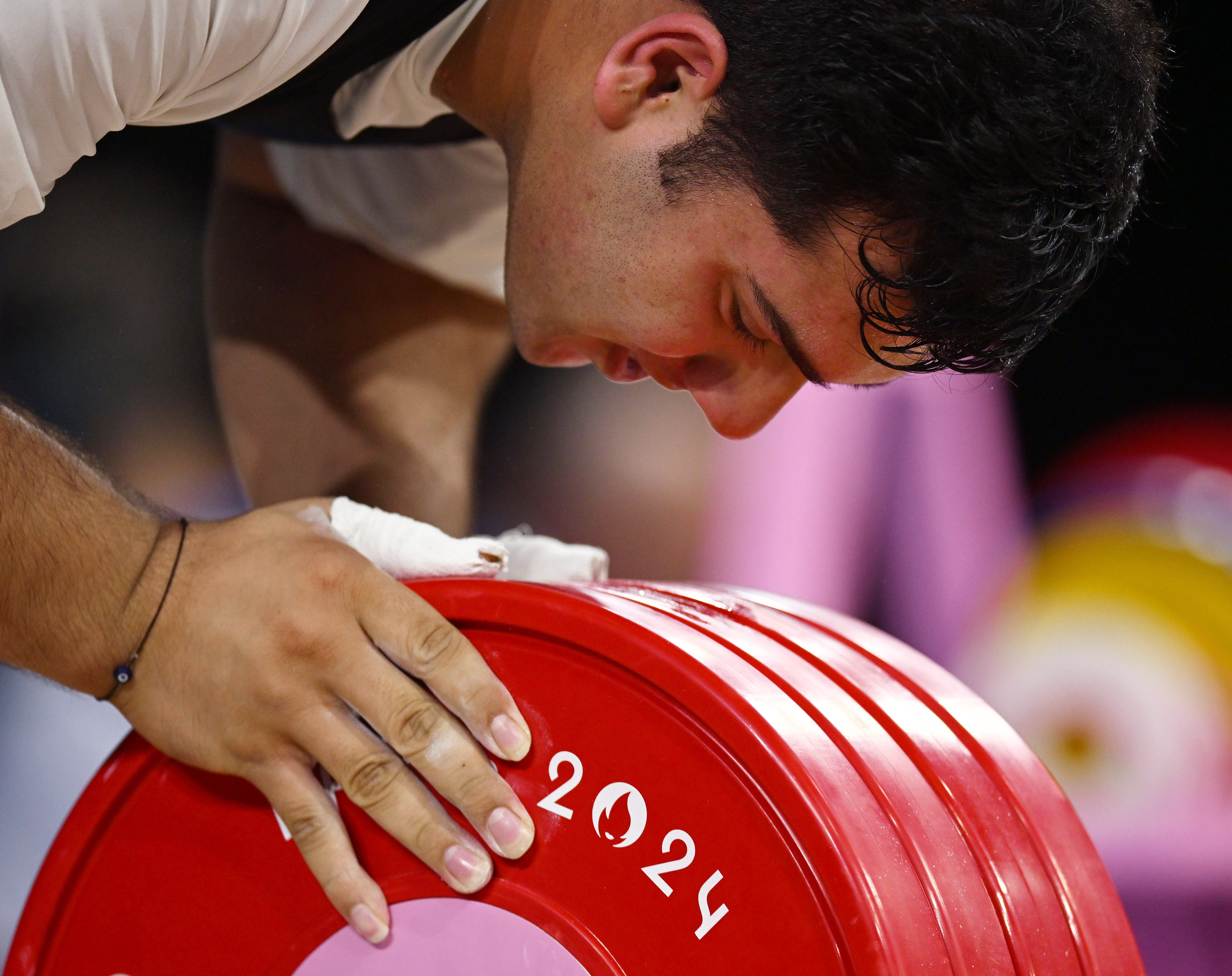 巴西选手在举重比赛中获得铜牌