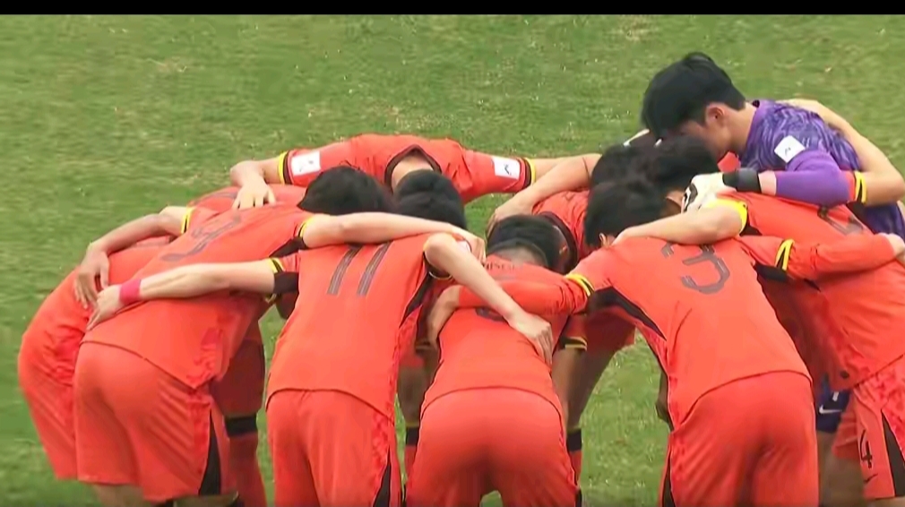 星空体育平台-足球比赛中，女球员们势不可挡冲刺终点的简单介绍