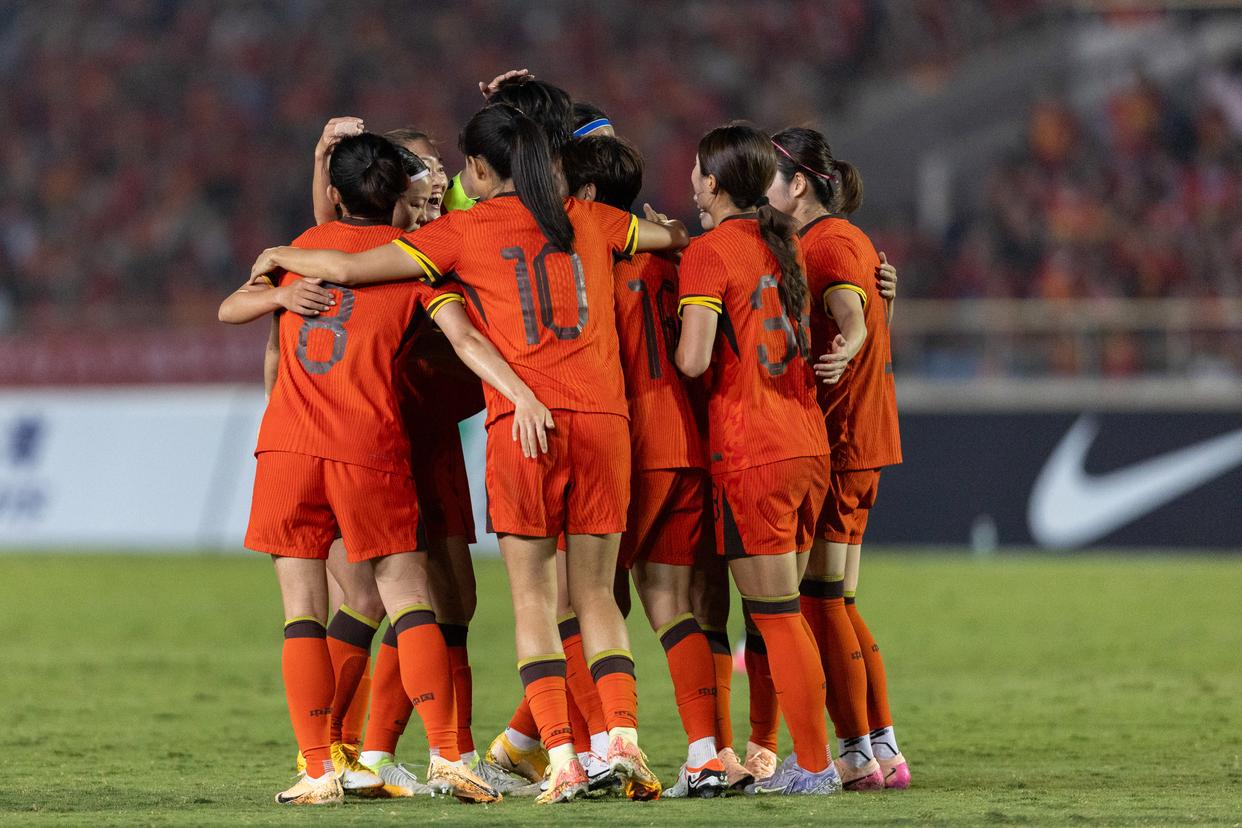 足球比赛中，女球员们势不可挡冲刺终点的简单介绍