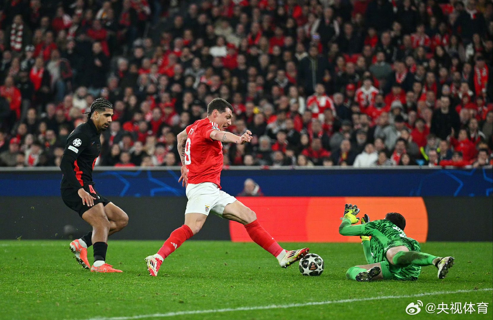 包含巴塞罗那遭遇挑战，险胜晋级的词条