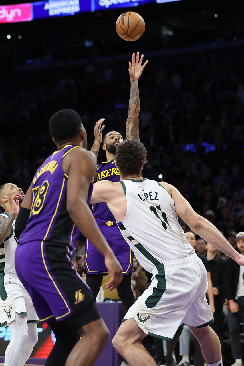 雄鹿主场力克湖人，豪取五连胜