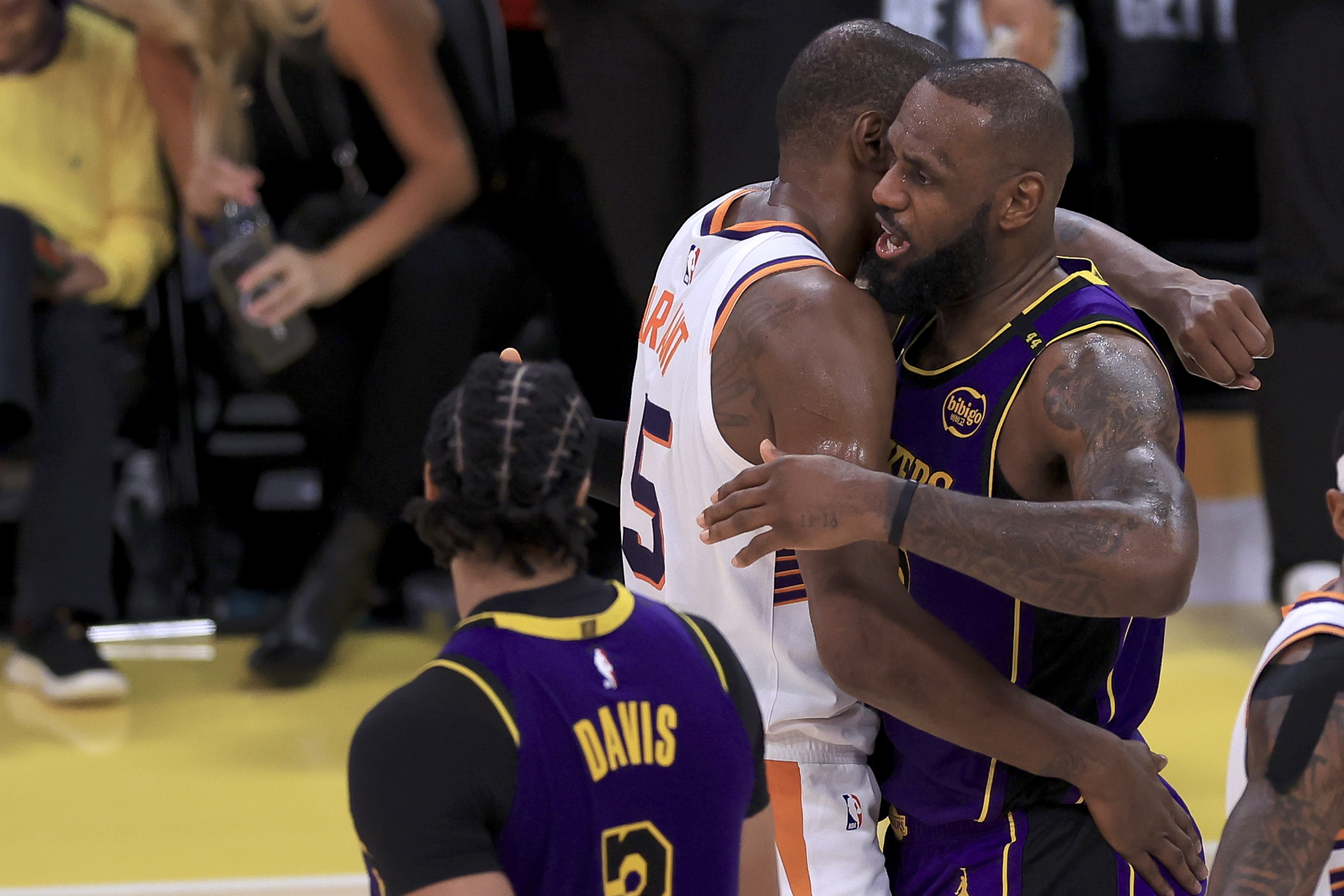 包含湖人队大比分击败对手，比赛状态火热的词条