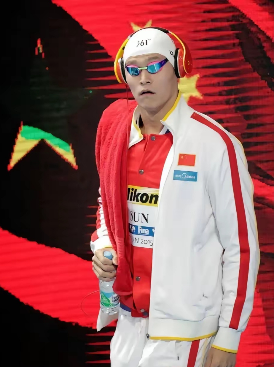 星空体育网站-包含选手纵情拼搏，勇夺奖杯呈现优异状态的词条