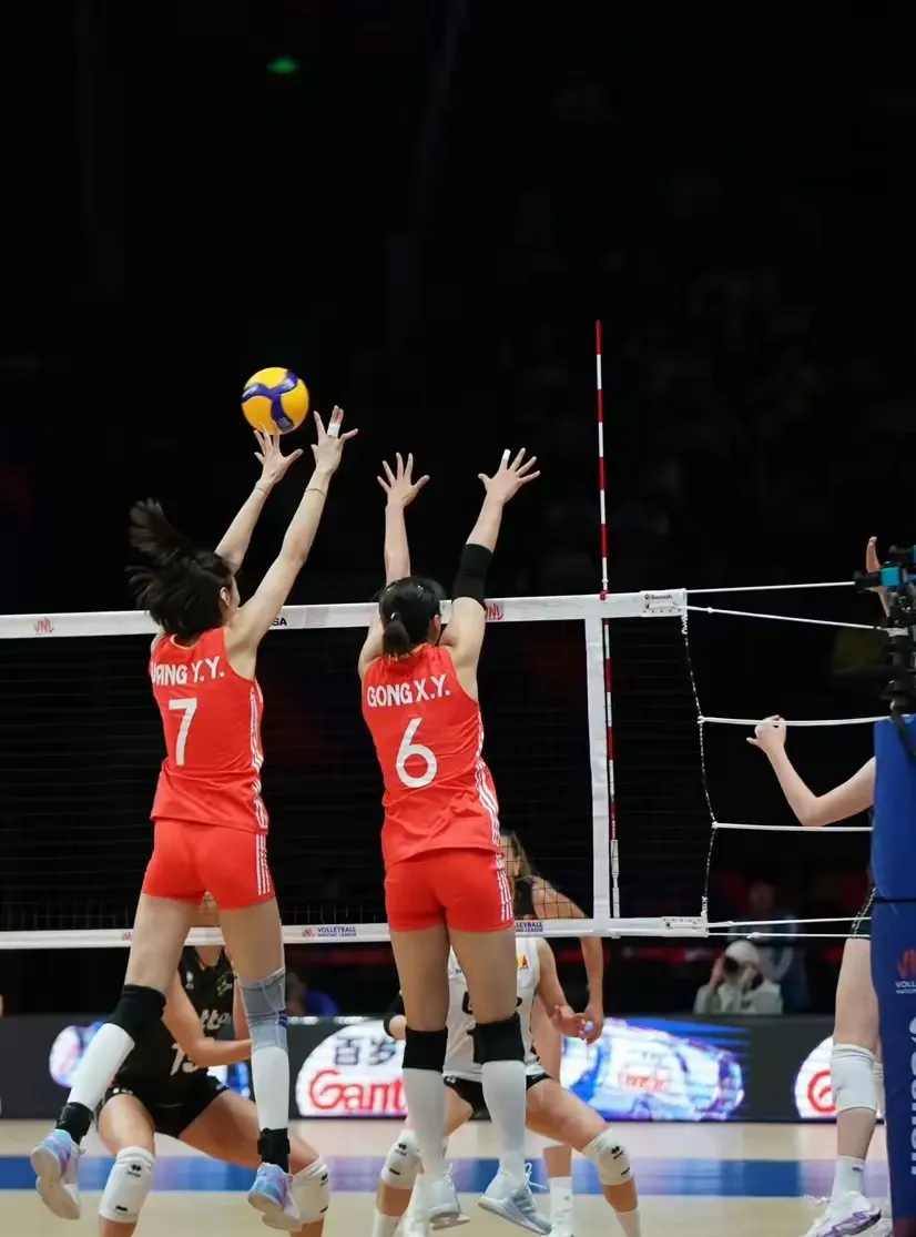 女子足球赛事集结强者，实现突破